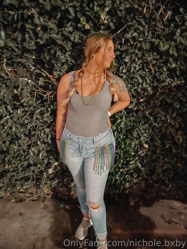 Mardi Gras was pretty fun 💜💚 Jeans were designed by mee