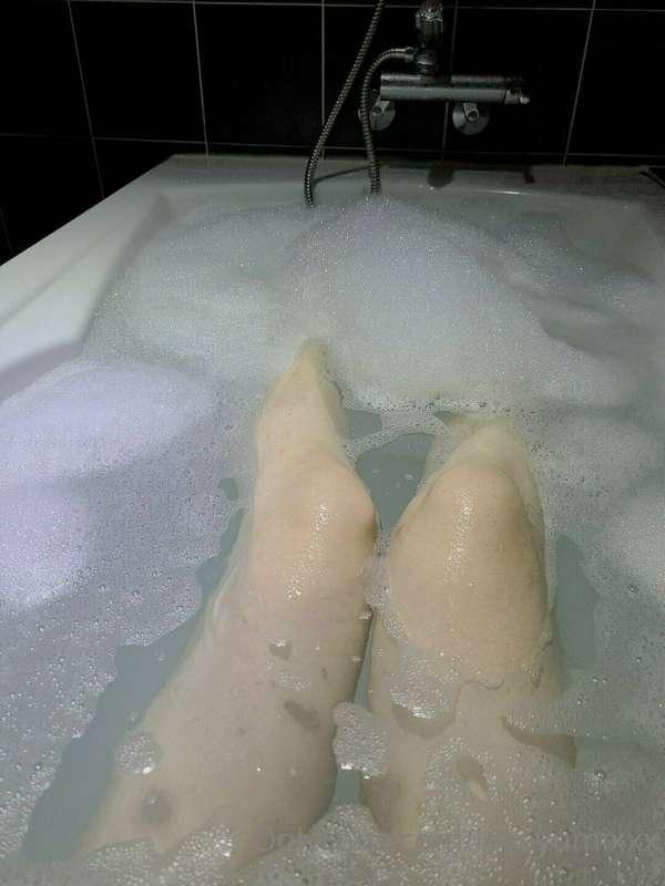 Bath time at hotel 💋🛁❤️ Who want to join?