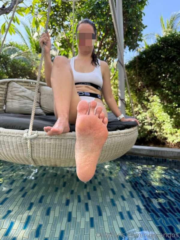 Relaxing by the pool and giving you the best view 😏💦. Can yo..