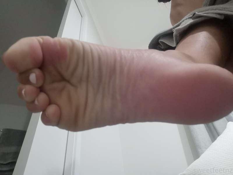 Shower and a cute wrinkly foot for you 😉