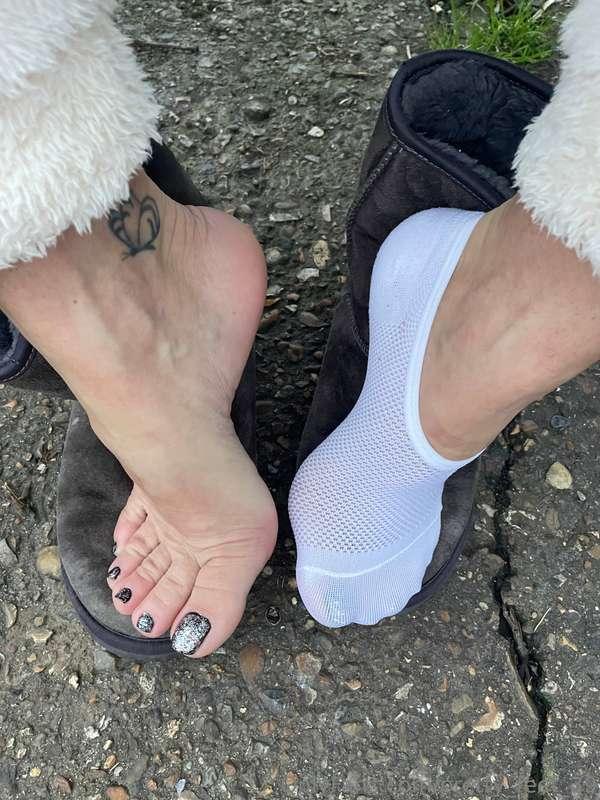 Something for my bare and sock lovers 💋