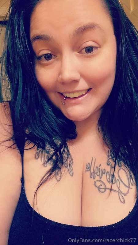 Live stream in one hour while we play some video games 😘😘 co..