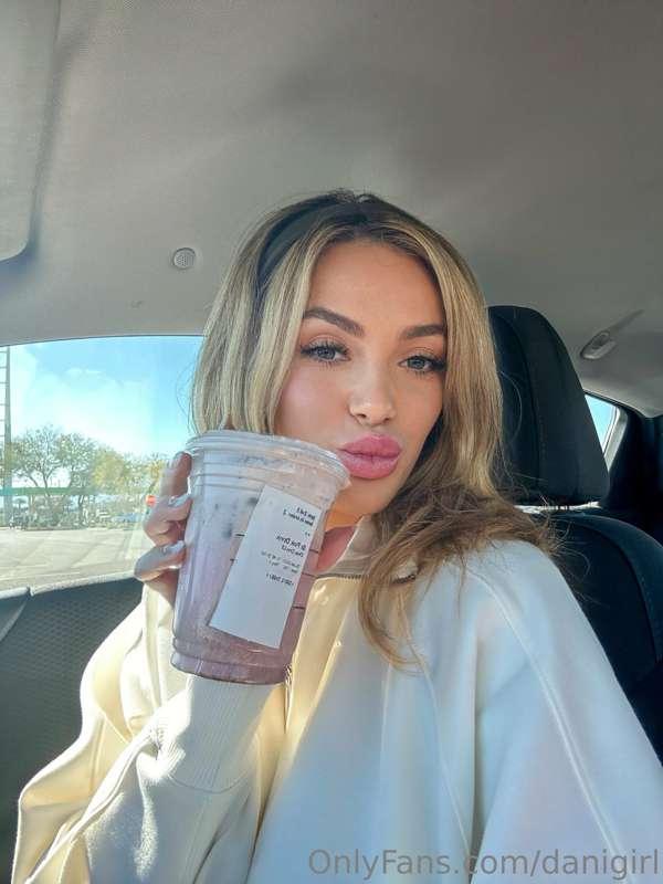 My sweet Sunday treat 😋💕

This is the Pink drink w mocha col..