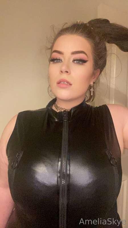 Today I’ll be doing video ratings in a new leather outfit 👀😈..
