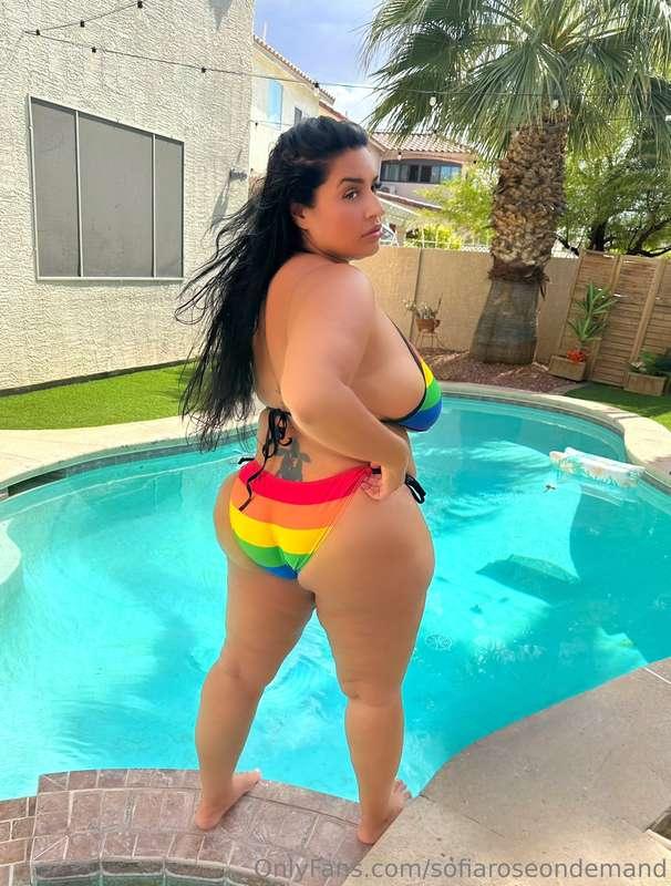 Sunscreen won't protect you from how hot this ass gets😏
