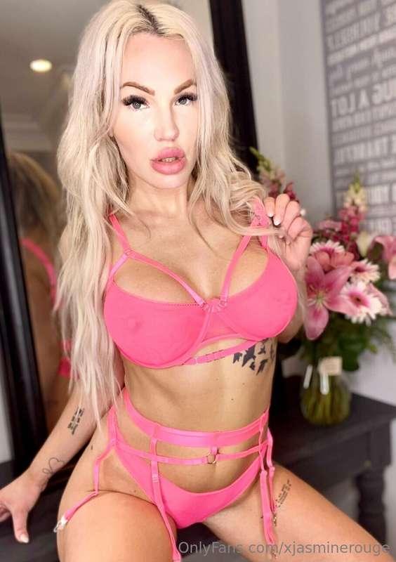 Isn't my friend @a_v_a_james88 hot 🔥 AF? Subscribe to her Pa..