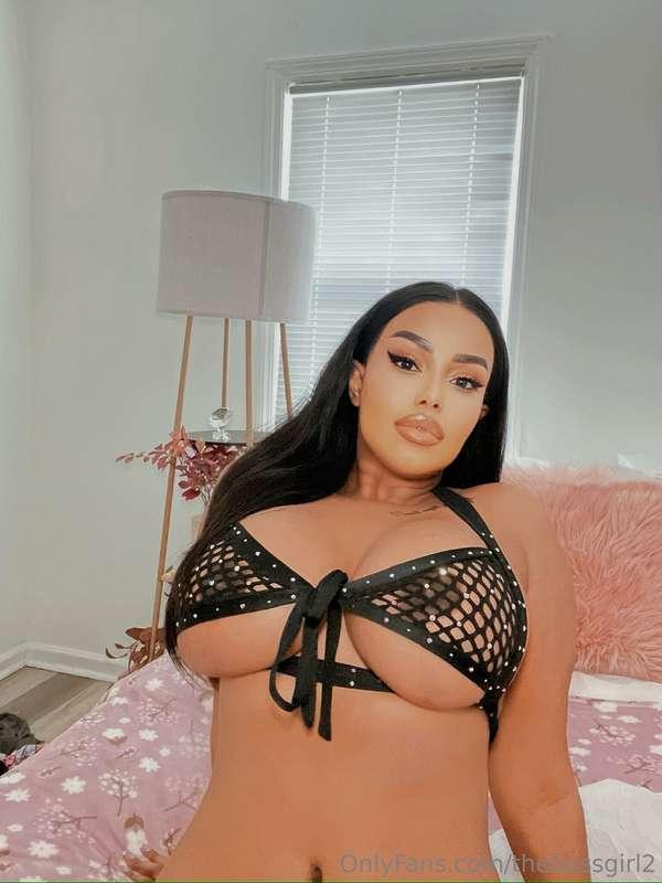 I’m going live on this Frida and after that every Friday 😘😘😘..