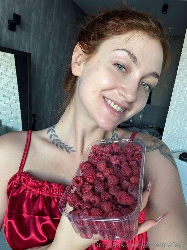 lazy morning, fresh berries and a cozy dress 🍓🫐sometimes the..