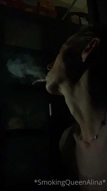 I dangle a Marlboro red completely 🥰🖤