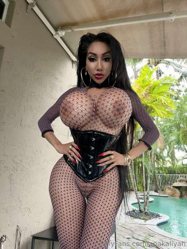 Look at that waist