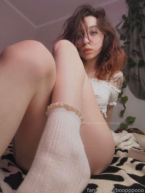 Good morning, can I touch your hard cock with my feet? 

#socks #legs #fyp #redhead #teasing #feetfetish #teen #teengirl #footjob #skinny #natural