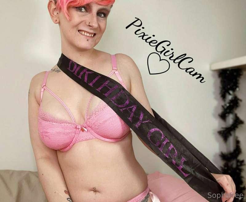 (24) @PixieGirlCam wants to sext with you on her birthday mo..