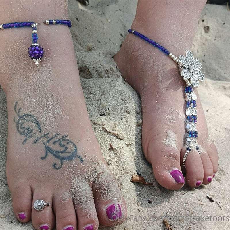 Check out my custom sandals and my sandy cute feet now I jus..