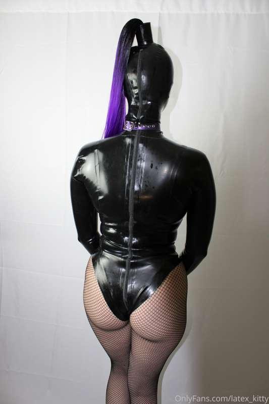 This latex bodysuit fits so snuggggg 💜
