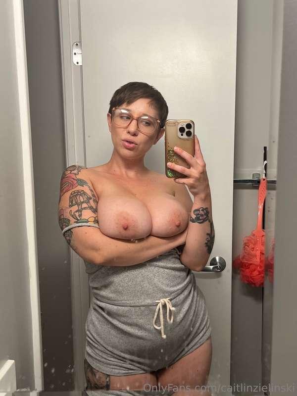 Thinking of your head between my titties 👅