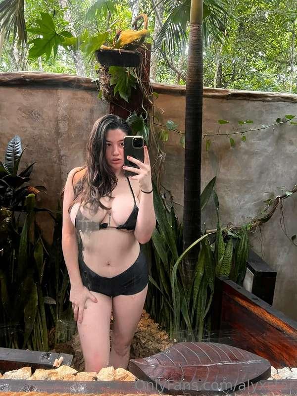 outdoor shower sex?! yes please 🤤