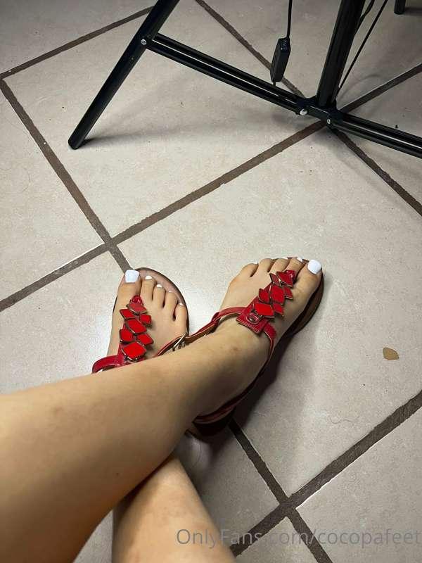 Algunas fotitos de mis pies en sandalias 🤭