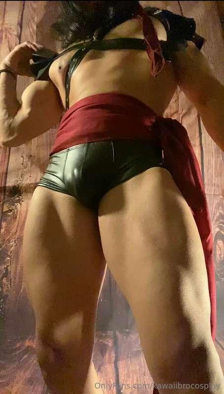 This set and these skin tight booty shorts rly shows how muc..