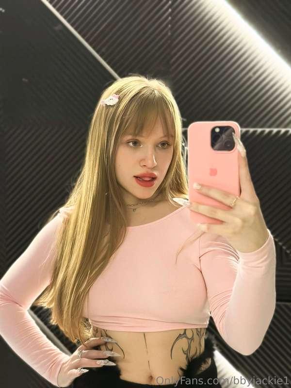 what a cute girl 🤭👉🏼👈🏼