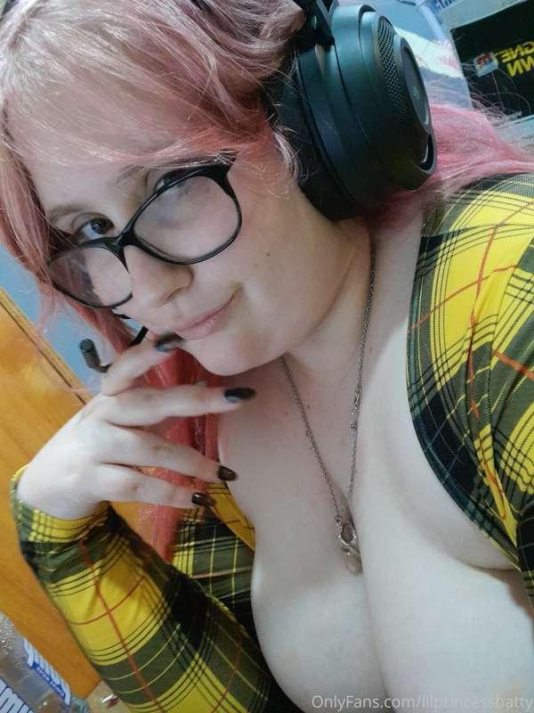 🎮💕 If you like cute nerdy gamer girls, why not follow me on ..