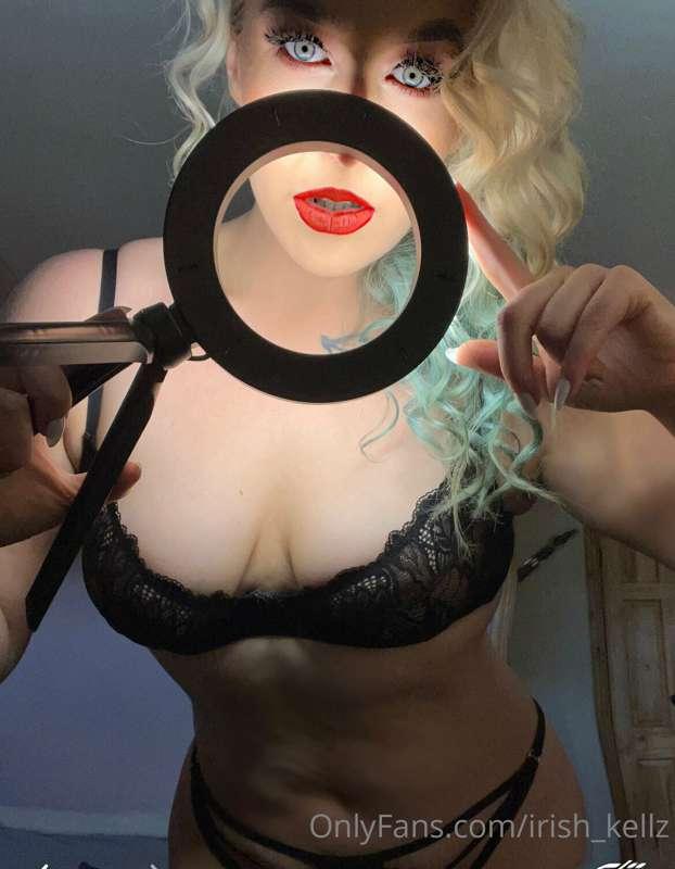 Curvy hips and red lips 🫦💋👀