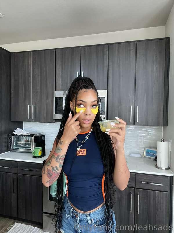 DIY TUMERIC, COCUNUT MILK, & GREEN TEA UNDEREYE MASK. it’s m..