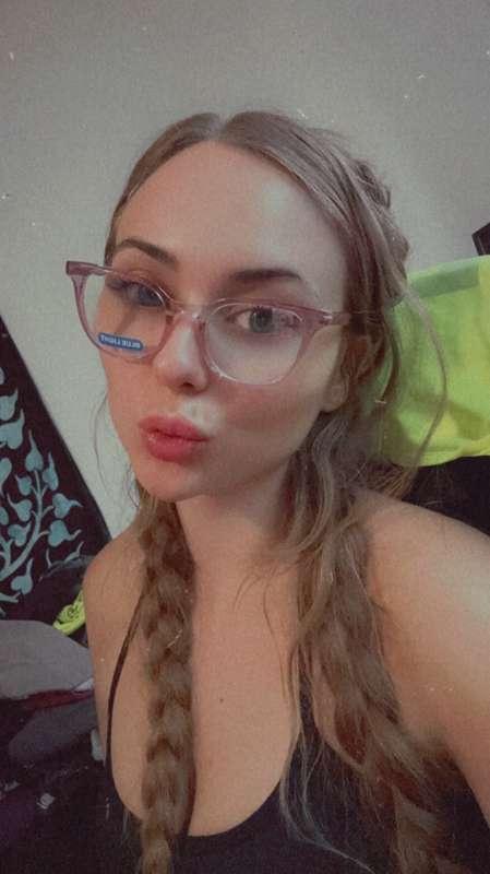Sunday kiss to make your day better guys 💖
