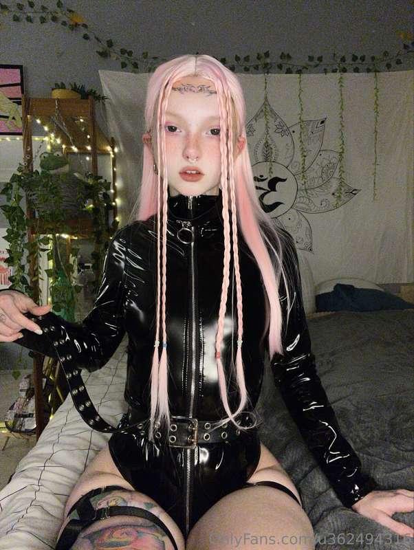 not sure if i wanna kiss u or put u in a cage. probs both ⛓️..