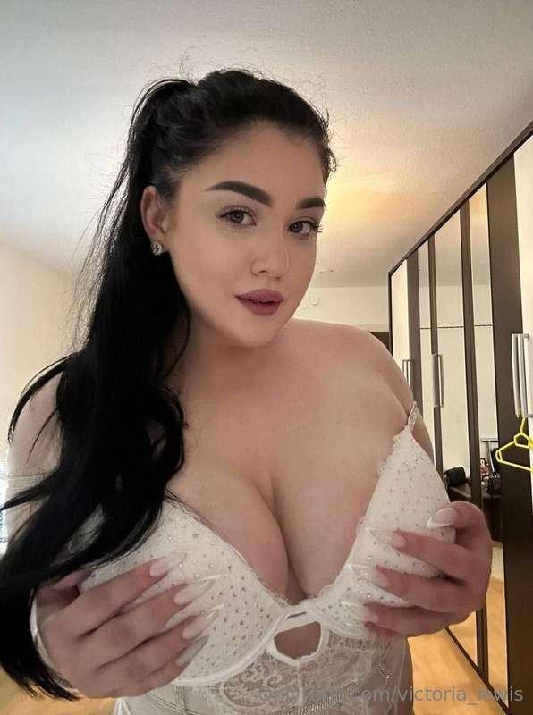 Busty loving babe @maryanaaaaa 💕 She wants your cum so bad 🥵..