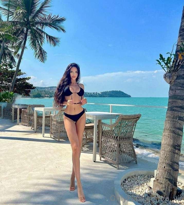 Beautiful view🏝️🌆, a table for two🥂 and sexy me, in this dam..