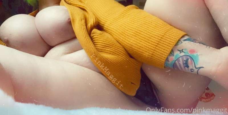 Cover me with kisses & cum. 💕