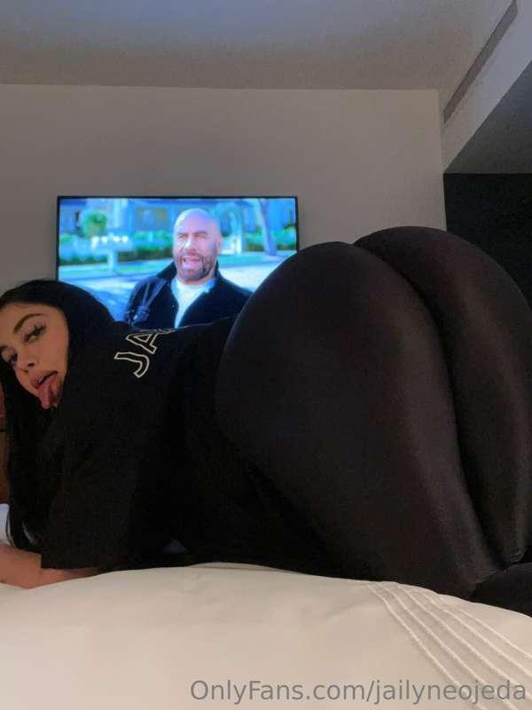 I think the TV is looking at my booty 👀