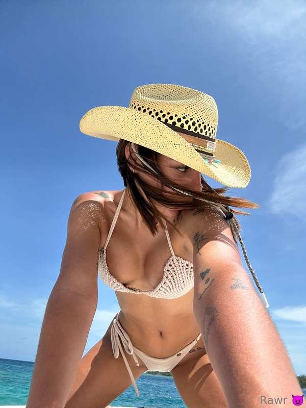 Hiii que haces ? Respóndeme al dm te tengo una sorpresa 