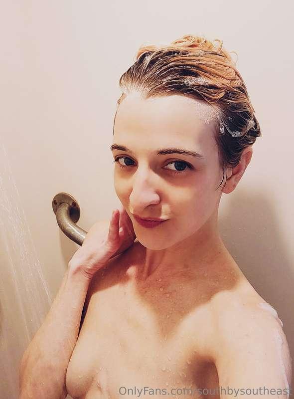 Cute little shower selfie 🥰 I would make more shower videos ..