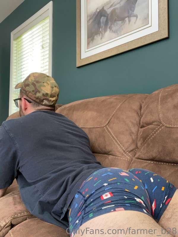 Chillin watching tv 😜. New vid out too! Check your dms