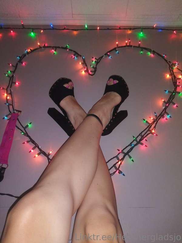 Where are my foot lovers at? I swear men that worship feet a..