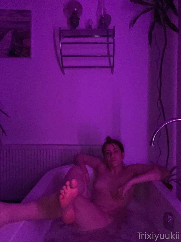 In this post you can see a full feet show from a bath, it's ..