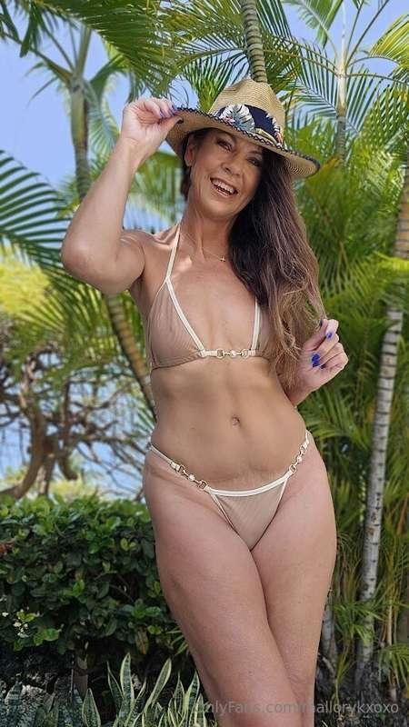 Kiss my neck & I’ll melt 🫦