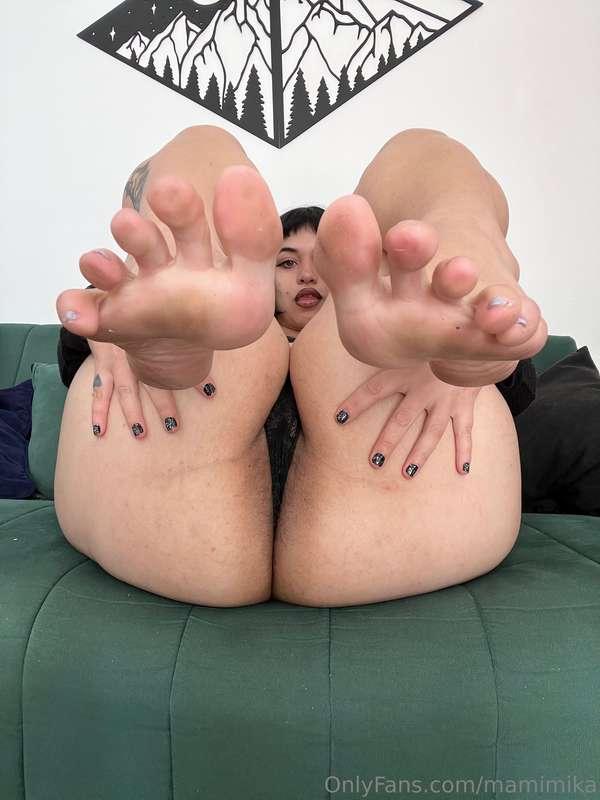 are you ready to suck my feet? 