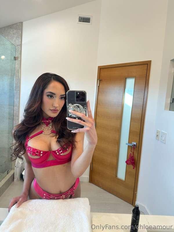 On set for Jules Jordan. Should I post some bts for you? 🧐