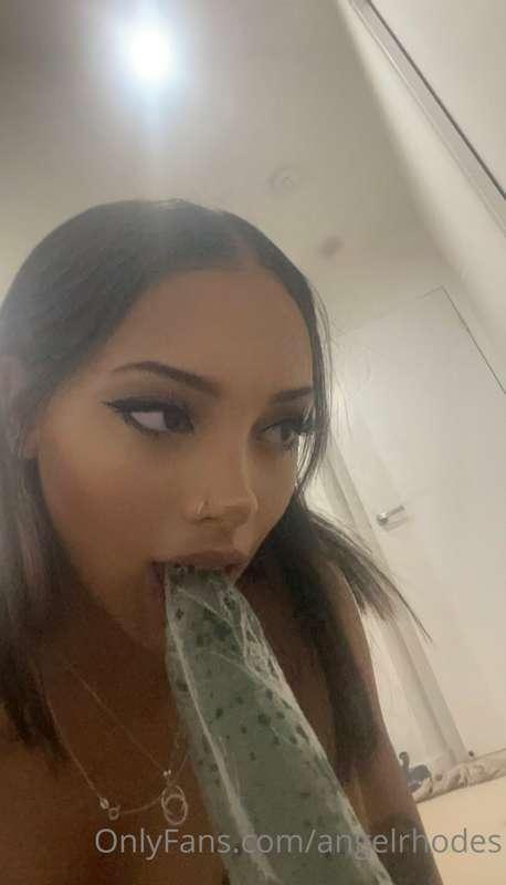 who wants to see me play with a cucumber 🥒🤪