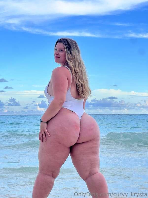 Casual confidence is the ultimate accessory. 😊🍑