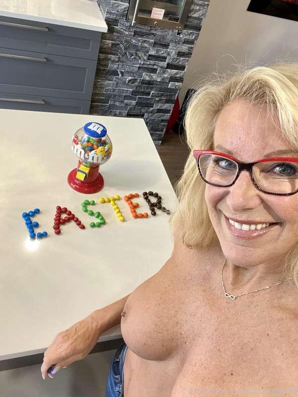 HAPPY EASTER! M&M are my favourite treat 😋 what are yours!
