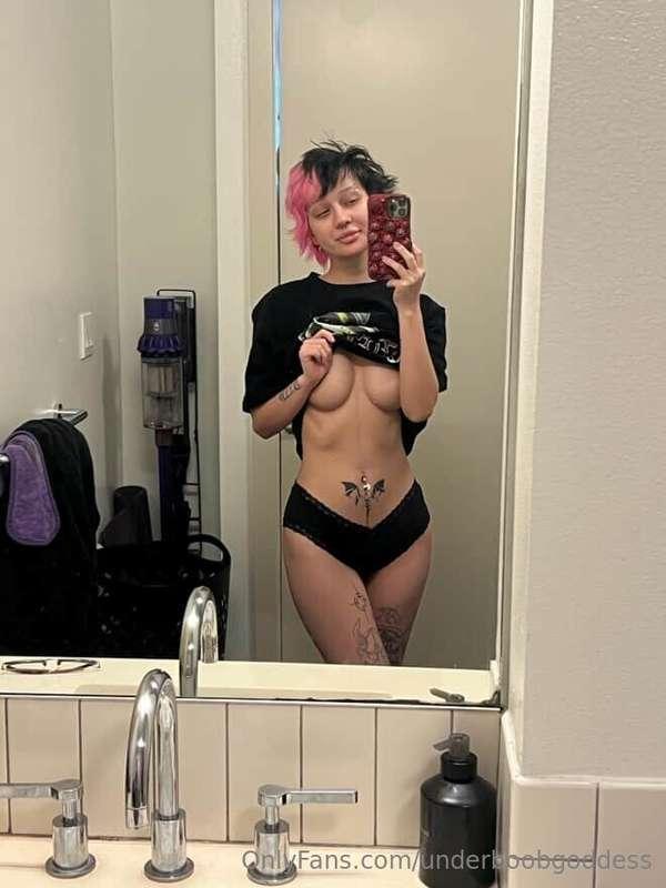 a little underboob tease for u 🖤