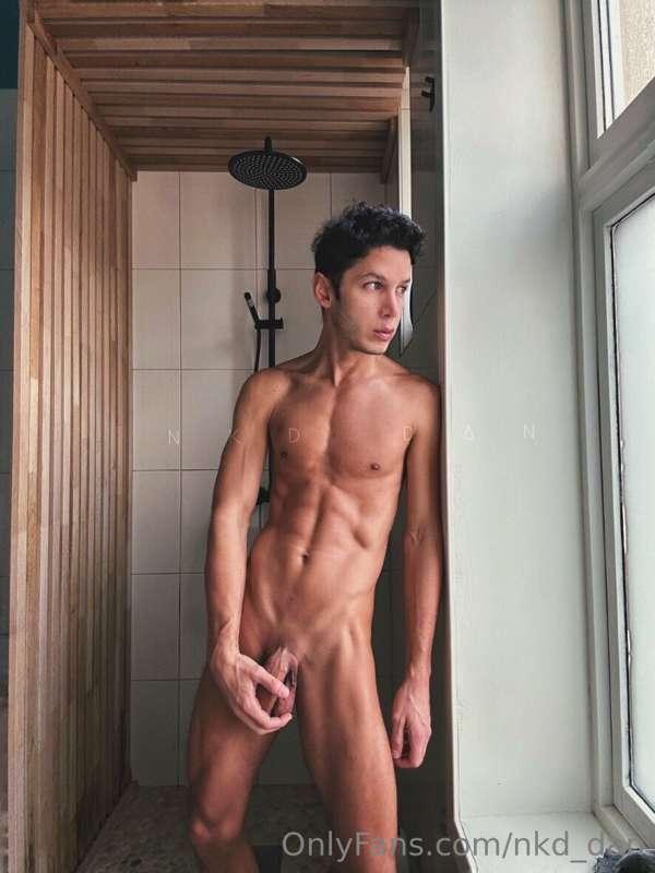 Thinking about giving the new neighbours a shower show😏