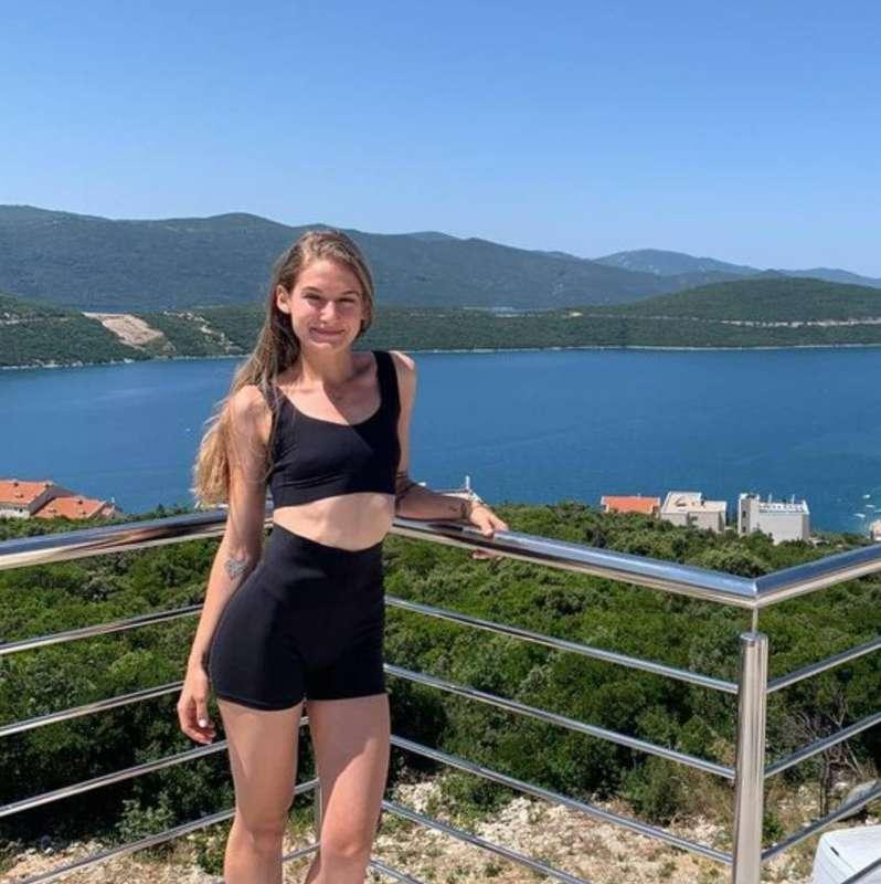 What's more beautiful? The view or me?🥰