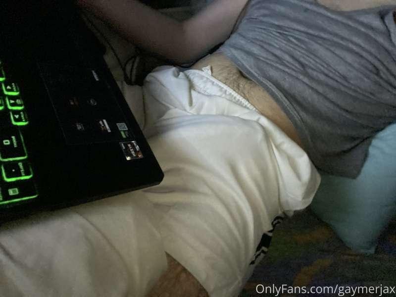 The outline of my cock looks amazing while I game