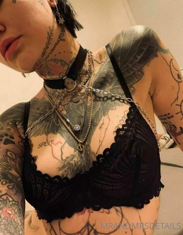 Hi guys, let’s check my hot tattooed friend 😈 she’s so hot 🥵..