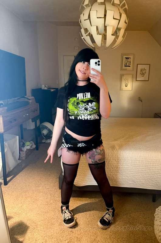 ˗ˏˋcute shorts fit ^-^ˎˊ˗

on like my 20th snow this year and i just want summer ;--;

#fyp #emogirl #scenegirl #outfit #shorts #shaved #pussy #ass #bentover #cute #petie there is only 1 kitty pic in this set ! the other pics are just a cute boobs pic and a butt pic w/ shorts pulled down &gt;:3