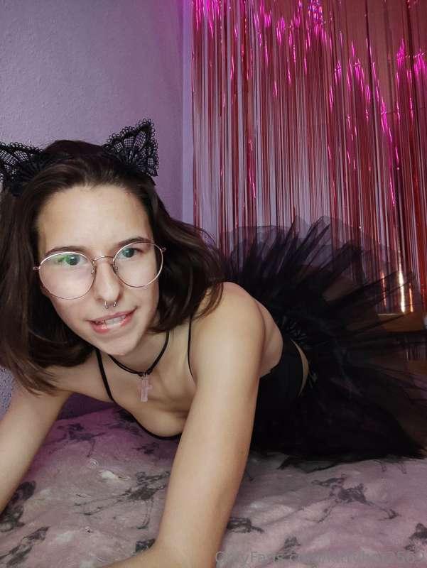 La gatita traviesa a llegado 😈
.
The naughty kitten has arri..